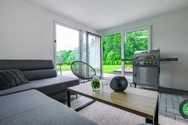 Interiér letnej obývačky v záhradnom domčeku.