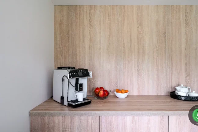 Detail interéru letnej kuchynky v záhradnom domčeku.