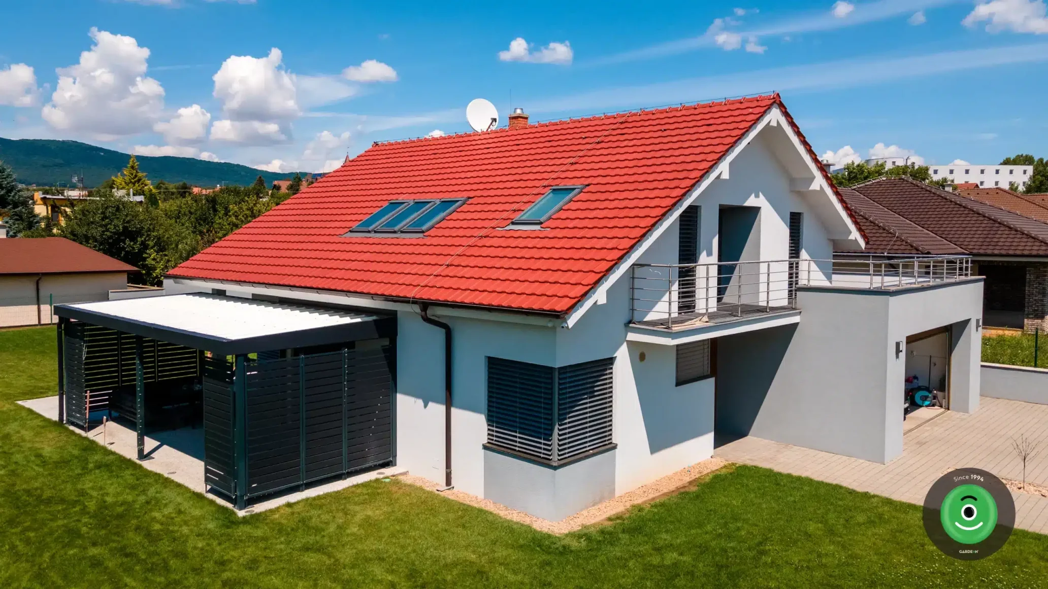 GARDEON pergola usadená k rodinnému domu.