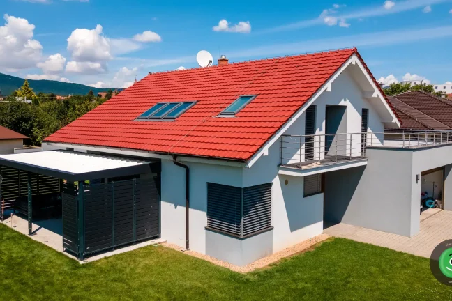 GARDEON pergola usadená k rodinnému domu.