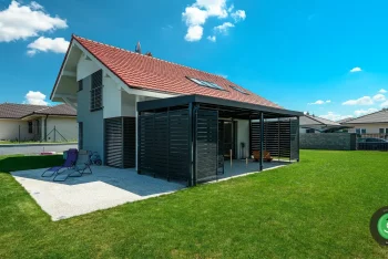 Pergola GARDEON v záhrade hneď vedľa bieleho domu.