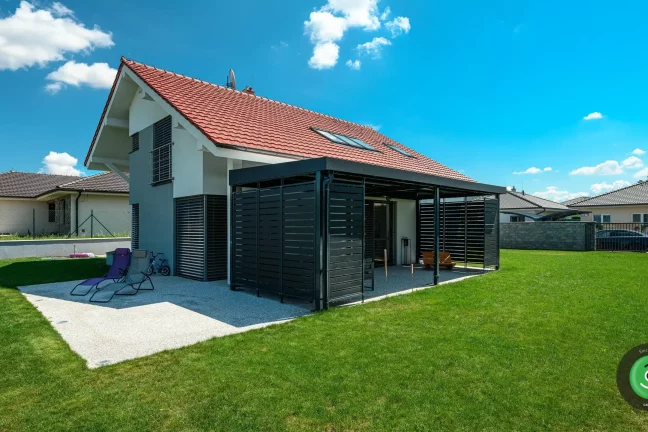 Pergola GARDEON v záhrade hneď vedľa bieleho domu.