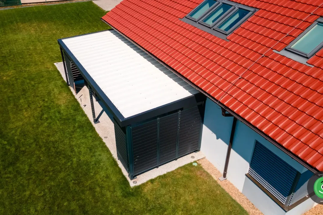 Biela izolovaná strecha na GARDEON pergole.