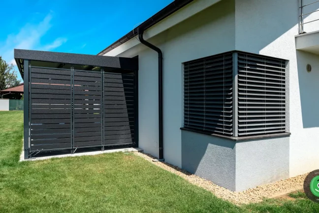 Čierna hliniková výplň na GARDEON pergole.