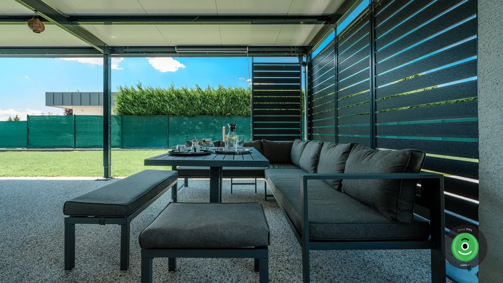 Interiér GARDEON pergoly s čiernou hlinikovou výplňou.