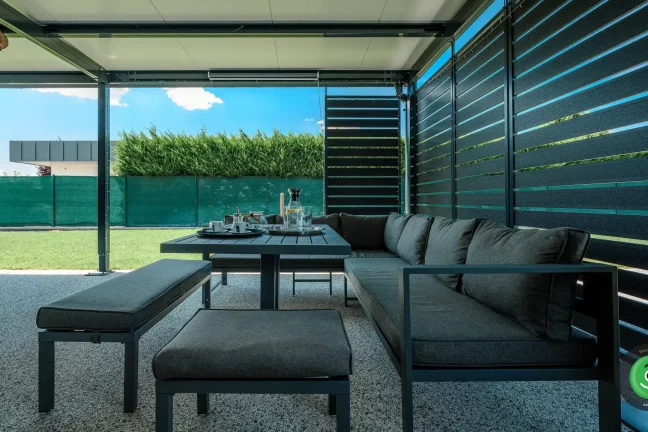 Interiér GARDEON pergoly s čiernou hlinikovou výplňou.