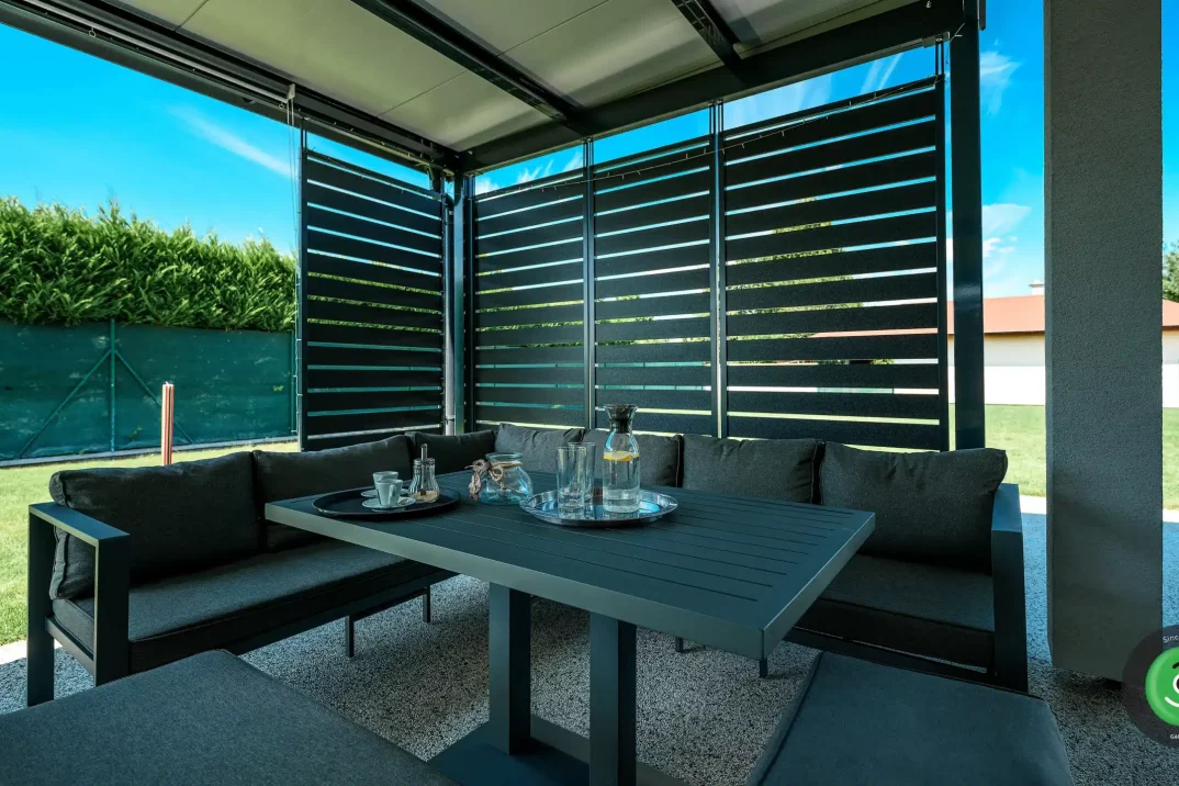 Posedenie vo vnútri pergoly s detailom na čiernu výplň.