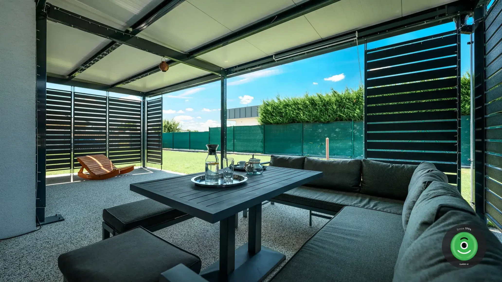 Detail na interiér v GARDEON pergole s čiernou výplňou.