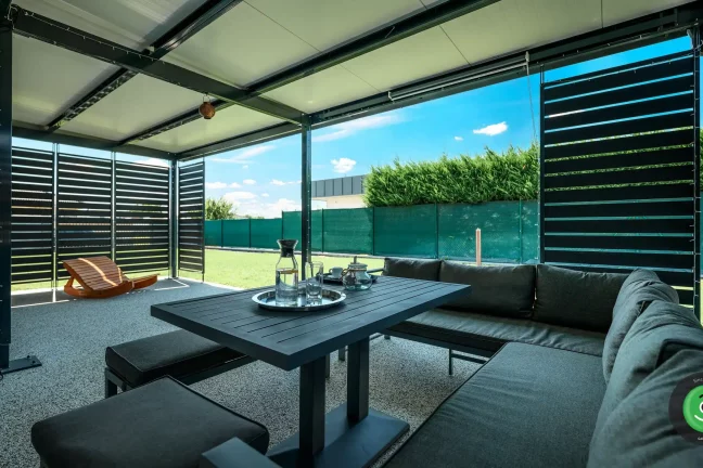 Detail na interiér v GARDEON pergole s čiernou výplňou.