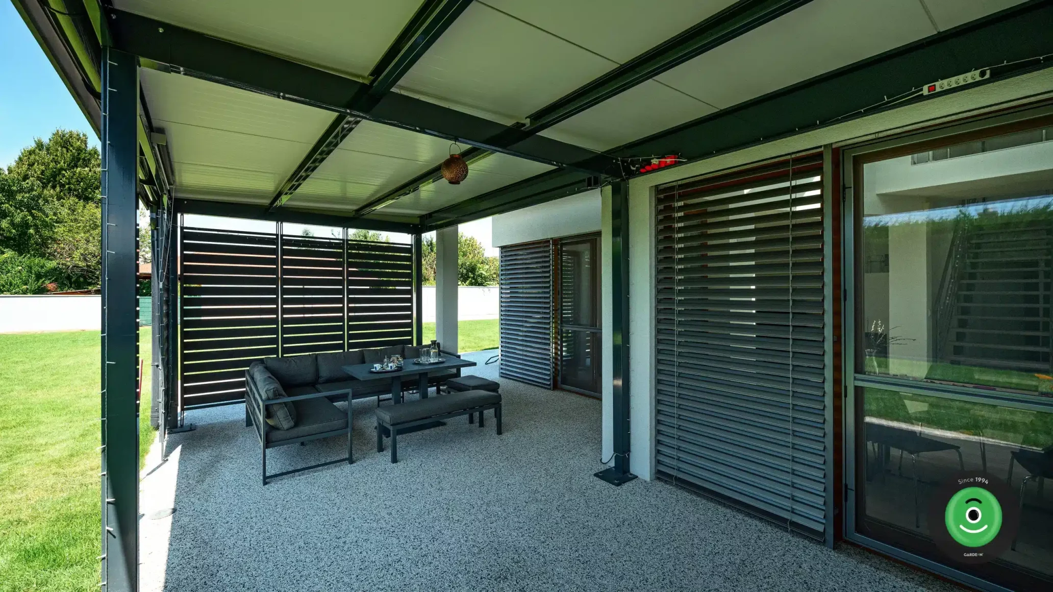 GARDEON pergola opretá o rodinný dom s posedením vo vnútri.