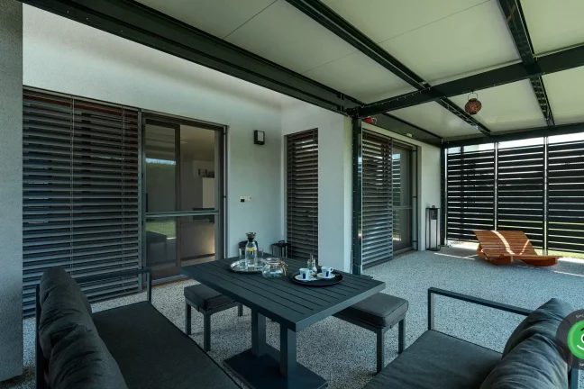 Pergola postavená na mieru s detailom na vnútro.
