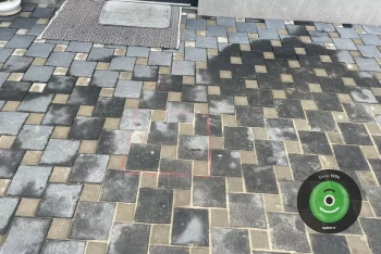 Betónové pätky skryté pod zámkovou dlažbou