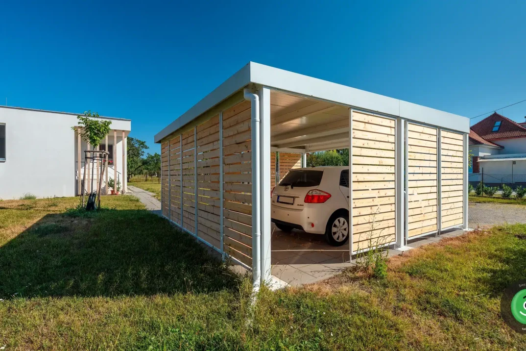 Prístrešok GARDEON pre dve autá s hnedou drevenou výplňou.