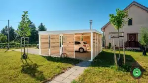 Prístrešok GARDEON s dizajnovo drevenou výplňou medzi stĺpmi.