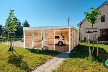Prístrešok GARDEON s dizajnovo drevenou výplňou medzi stĺpmi.