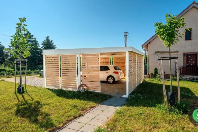 Prístrešok GARDEON s dizajnovo drevenou výplňou medzi stĺpmi.