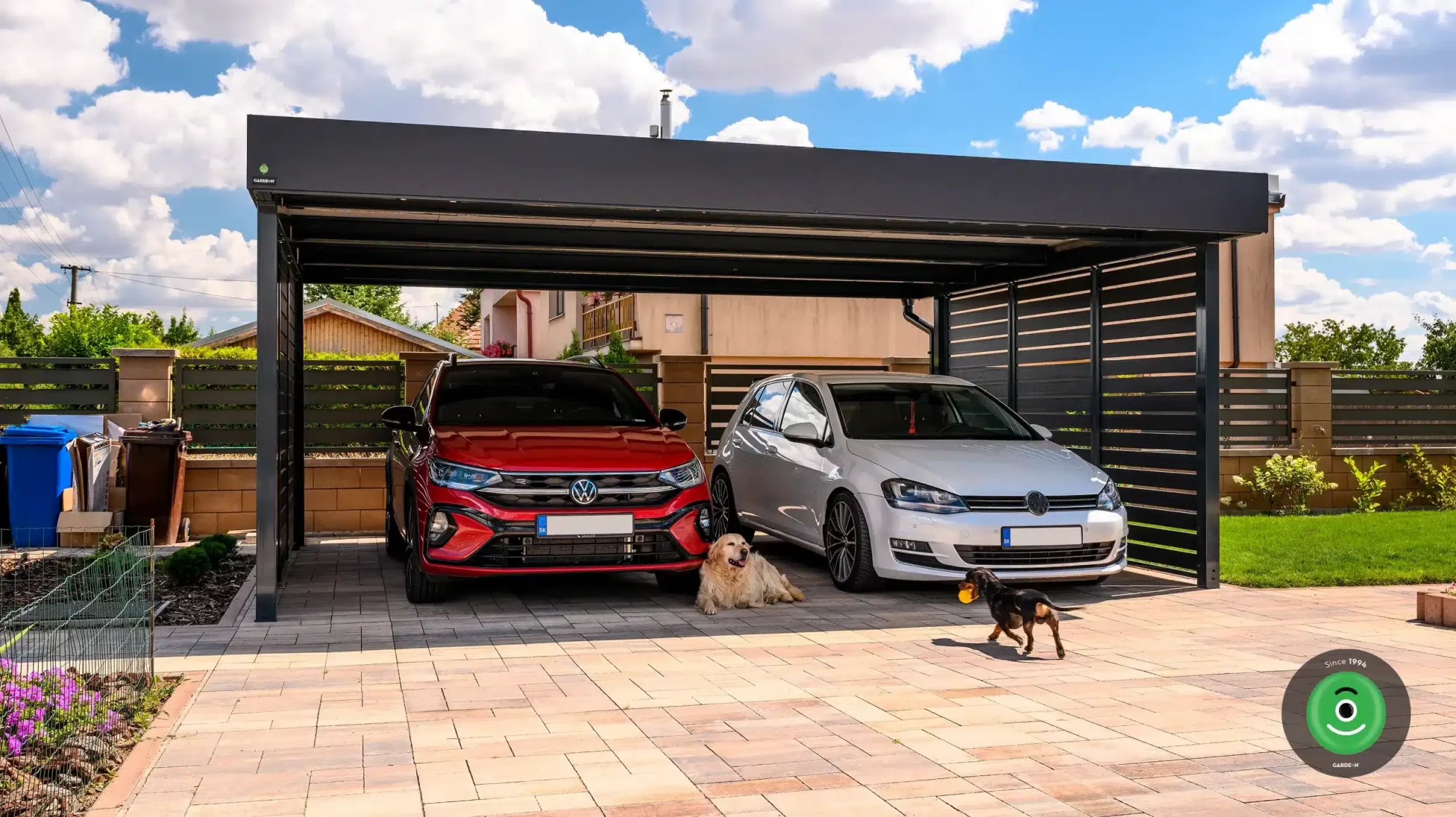 GARDEON prístrešok pre dve autá usadený na zámkovej dlažbe.