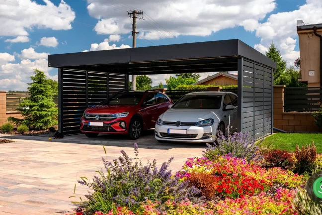 Čierny prístrešok pre dve autá s čiernou kovovou výplňou.