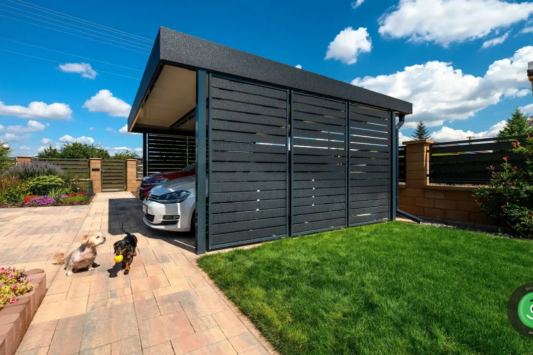 Čierna kovová výplň umiestnená v prístrešku pre dve autá.