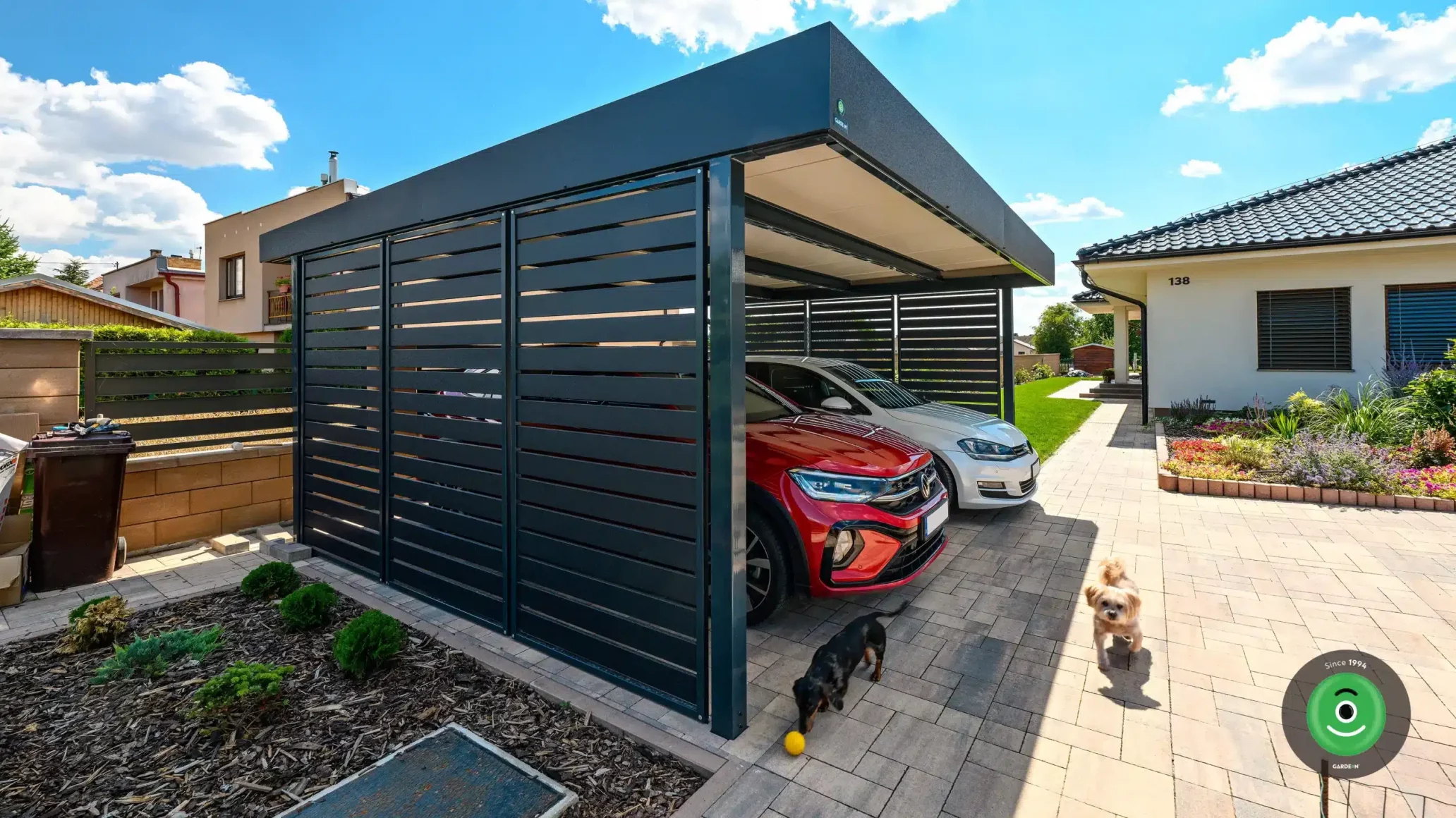 GARDEON prístrešok s čienou výplňou pri bielom dome s čiernou strechou.