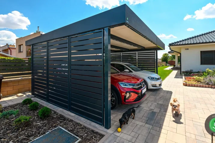 GARDEON prístrešok s čienou výplňou pri bielom dome s čiernou strechou.