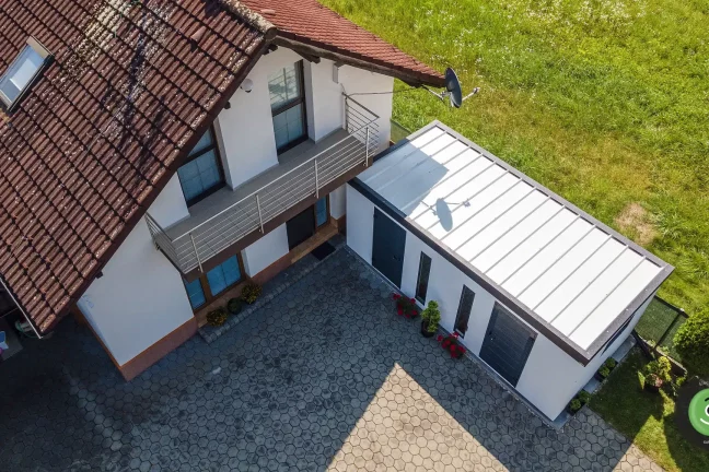 Biela pultová strecha na záhradnom domčeku GARDEON.