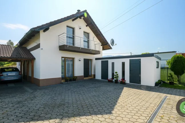 Rodinný dom s dreveným prístreškom a s GARDEON záhradným domčekom.