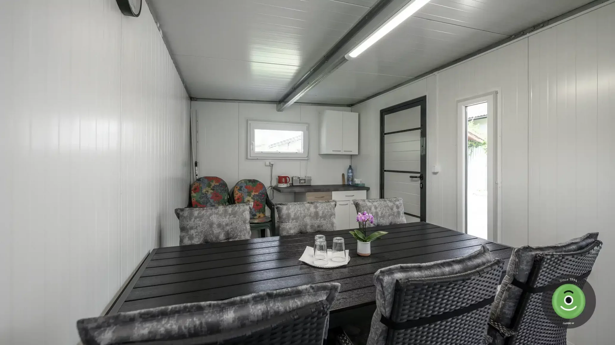 Letná kuchyňa s posedenim v záhradnom domčeku od firmy GARDEON.