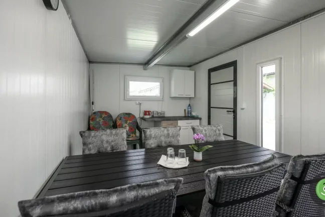 Letná kuchyňa s posedenim v záhradnom domčeku od firmy GARDEON.