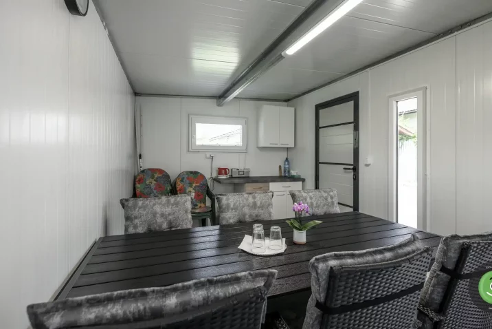 Letná kuchyňa s posedenim v záhradnom domčeku od firmy GARDEON.