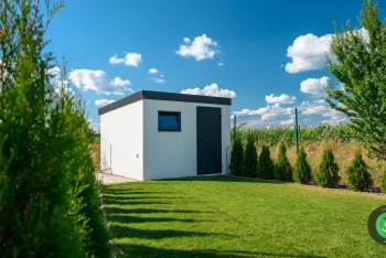 Biely GARDEON záhradný domček obklopený stromčekmi.