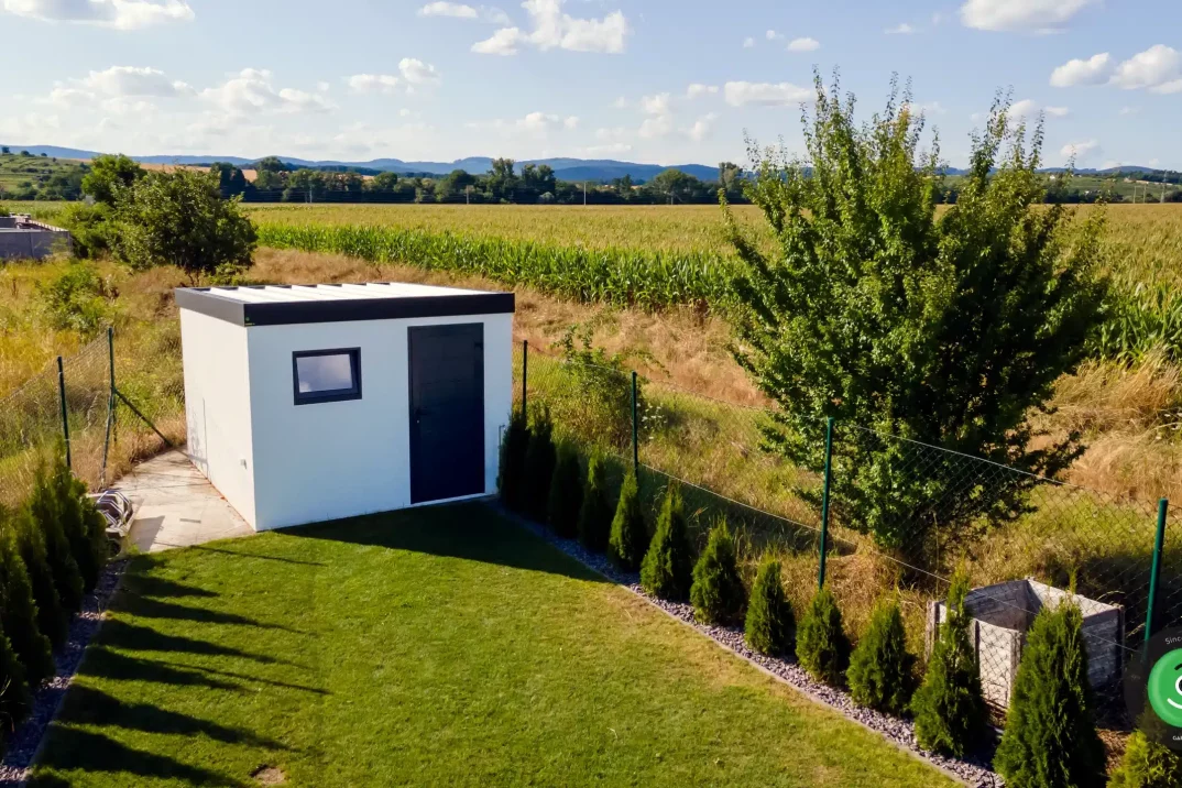 GARDEON záhradný domček s pultovou strechou s bielou krytinou.