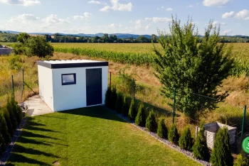 GARDEON záhradný domček s pultovou strechou s bielou krytinou.