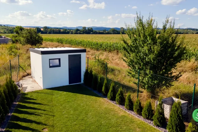 GARDEON záhradný domček s pultovou strechou s bielou krytinou.