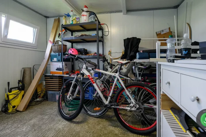 Interiér v záhradnom domčeku s ukladacím priestorom.