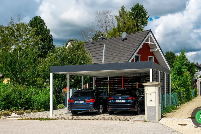 Dve čierne autá v GARDEON prístrešku