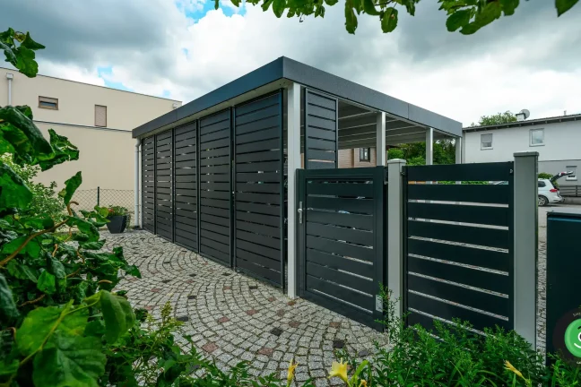 Kovová výplň na prístrešku pre dve autá