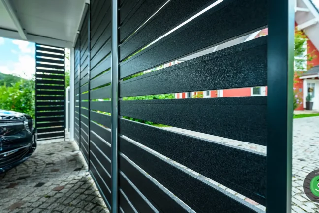 Vnútro prístrešku s dvoma motorovými vozidlami