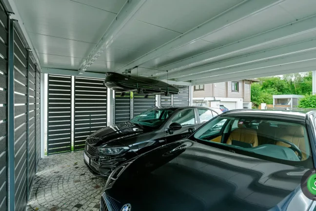 Detail na vnútro prístrešku s čiernou výplňou