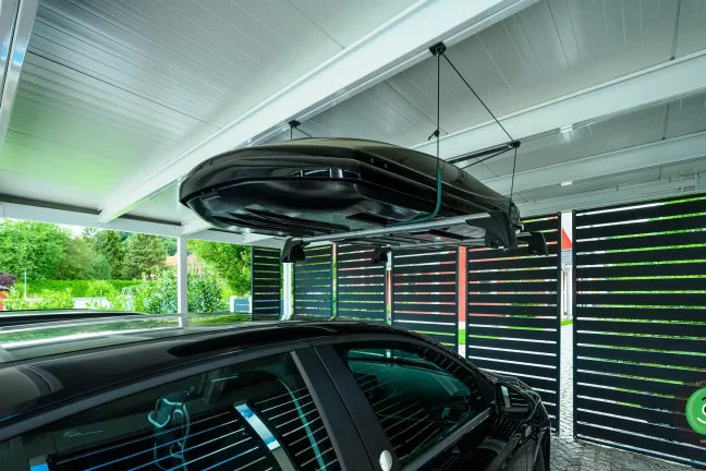 Detail na závesný systém na streche prístrešku