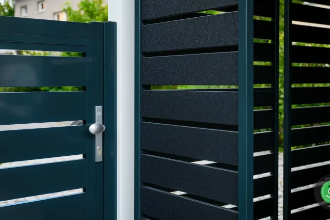 Kovová výplň osadená do prístrešku pre dve autá