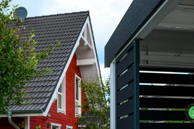 Detail na čiernu kovovú výplň