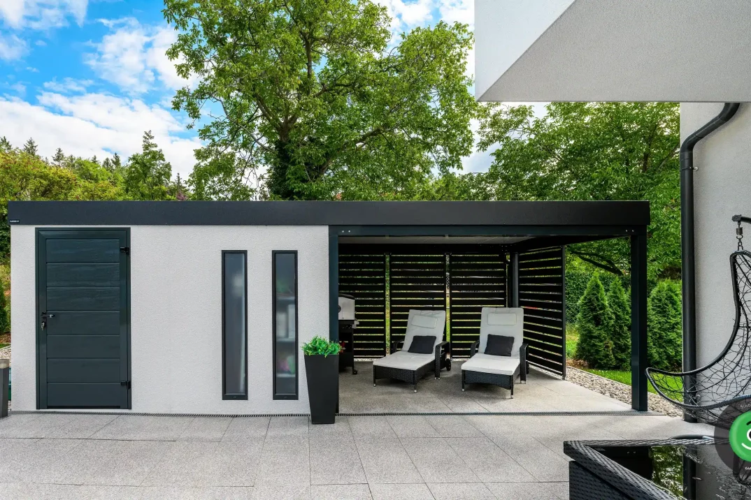 Biely záhradný domček s prístreškom a pultovou strechou