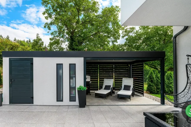 Biely záhradný domček s prístreškom a pultovou strechou