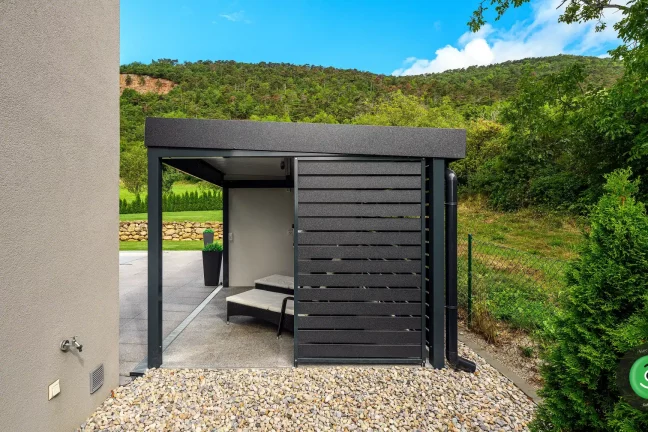 Záhradný domček s prístreškom s čiernou kovovou výplňou