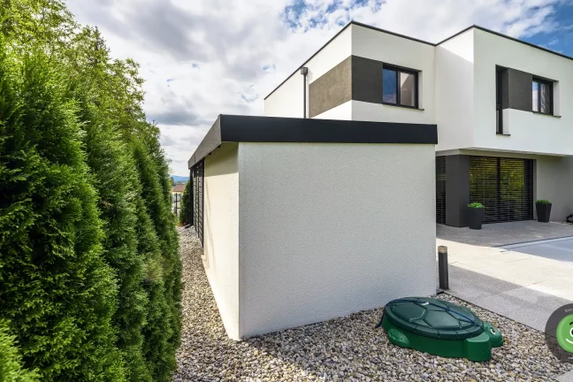 Biely GARDEON záhradný domček vedľa rodinného domu