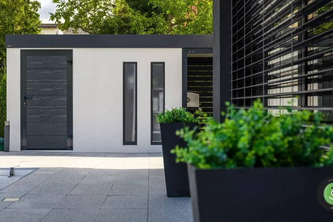 Pultová strecha na bielom záhradnom domčeku