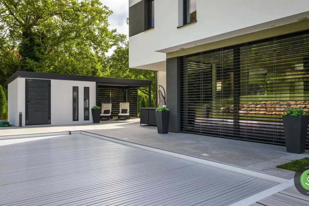 Rodinný dom pri bielom záhradom domčeku