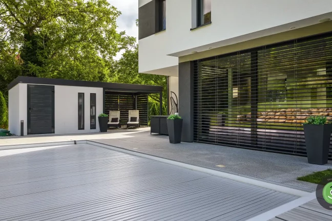 Rodinný dom pri bielom záhradom domčeku