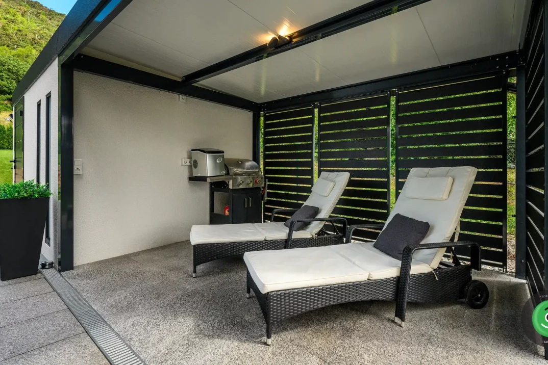 Posedenie v GARDEON prístrešku vedľa záhradného domčeka